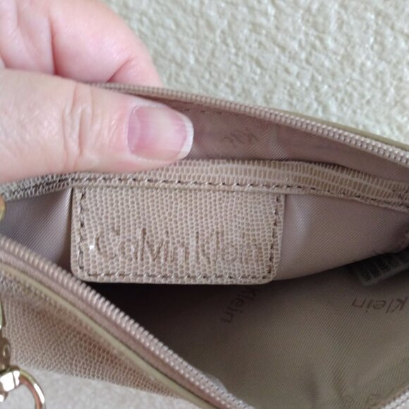 EUC CALVIN KLEIN SMALL WRISTLET / WALLET BEIGE SHIMMER FABRIC - Picture 3 of 4